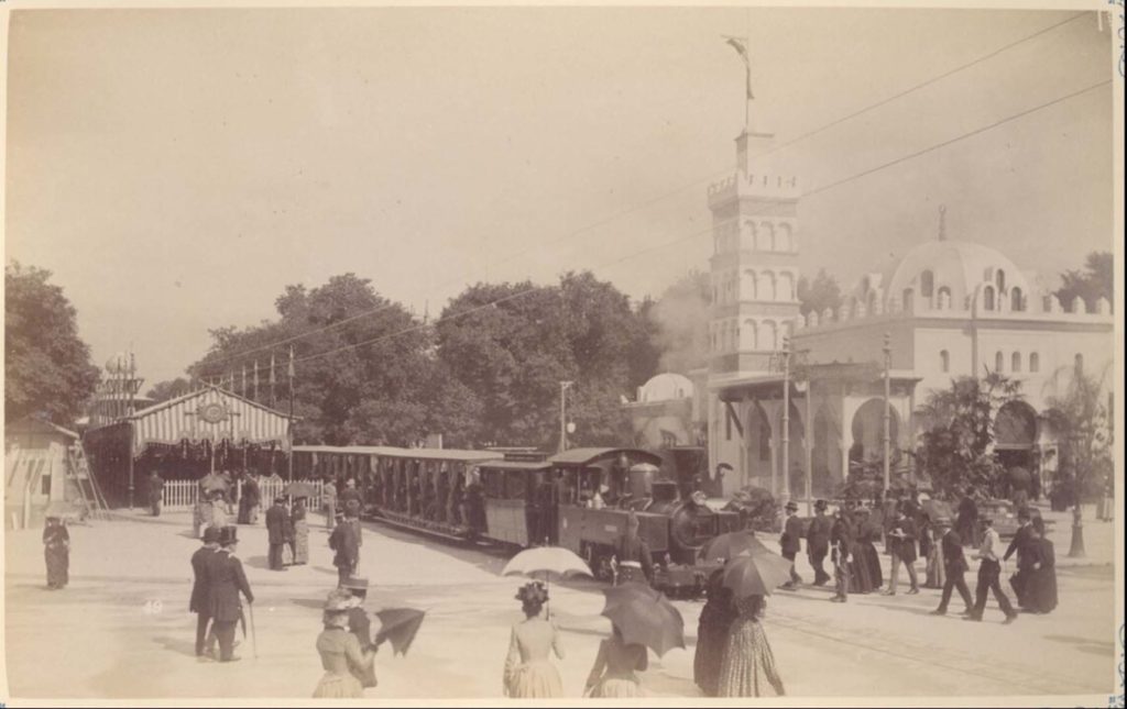 Hautecoeur, Albert, Album de la Exposición Universal de París de 1889. El ferrocarril Decauville , en la Plaza de Los Inválidos. Colección privada.