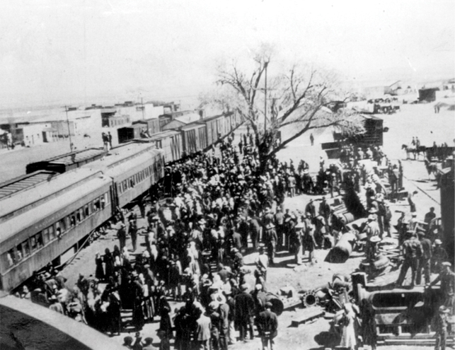 “Menonitas de la Vieja Orden partiendo a México desde la estación de Hague-Osler, Canadá, en 1920”. Fuente: s/a, “Aeltester Johann Loepkky”. Journal on a Trip to México – 1921” en Preservings, No. 26, 2006, p. 42.