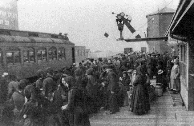 “Menonitas de la Vieja Orden dejan la estación de Hague-Osler rumbo a México en la década de 1920” Fuente: s/a, “Aeltester Johann Loepkky”. Journal on a Trip to México – 1921” en Preservings, No. 26, 2006, p. 39.