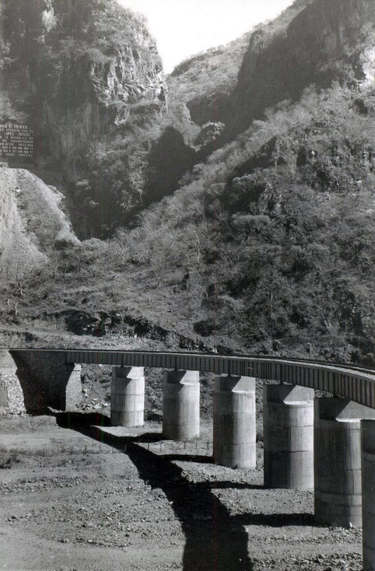 Puente Santa Bárbara sobre el Río Septentrión, a la altura de la Estación de Témoris, c.a. 1962.