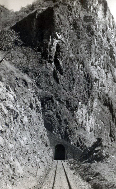 Portal del Túnel Nº 42, con poste de, km 701, en Témoris.