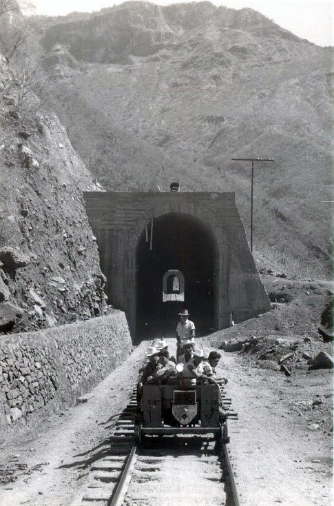 Cuadrilla saliendo del Túnel Nº 70 con Túnel Nº 69 al fondo. Túneles construidos en mampostería para proteger el deslave de la montaña.