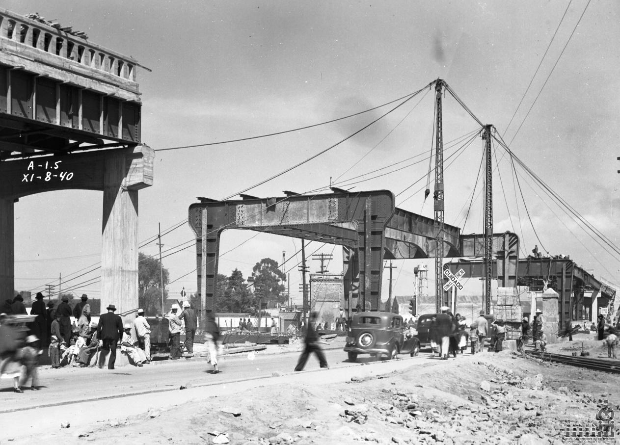 Proceso de levantamiento de las armaduras para formar los claros del paso elevado que construye el Departamento del Distrito Federal, 8 de noviembre de 1940. Fondo FNM, Sección Comisión de Avalúo e Inventarios. Secretaría de Cultura, CNPPCF, Cedif.