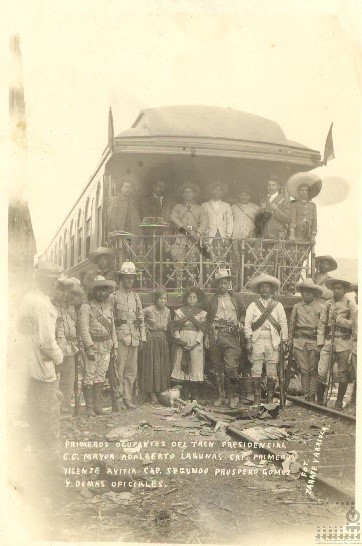 Primeros ocupantes del tren presidencial, Aljibes, Puebla. Mayo de 1920. Colección Zárate y Arriola. CEDIF, CNPPCF, Secretaría de Cultura.