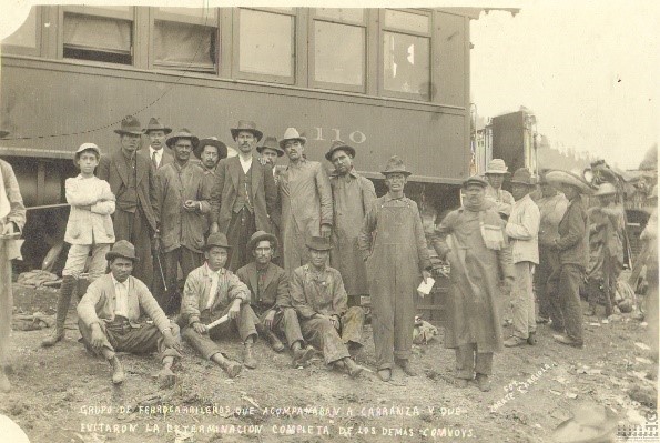 Trabajadores ferrocarrileros que evitaron la exterminación completa de los convoyes, Aljibes, Puebla. Mayo de 1920. Colección Zárate y Arriola. CEDIF, CNPPCF, Secretaría de Cultura.