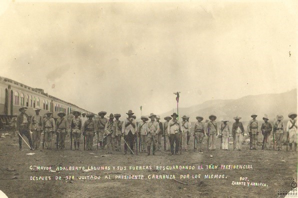 El mayor Adalberto Lagunas resguardando el tren presidencial. Mayo de 1920. Colección Zárate y Arriola. CEDIF, CNPPCF, Secretaría de Cultura.