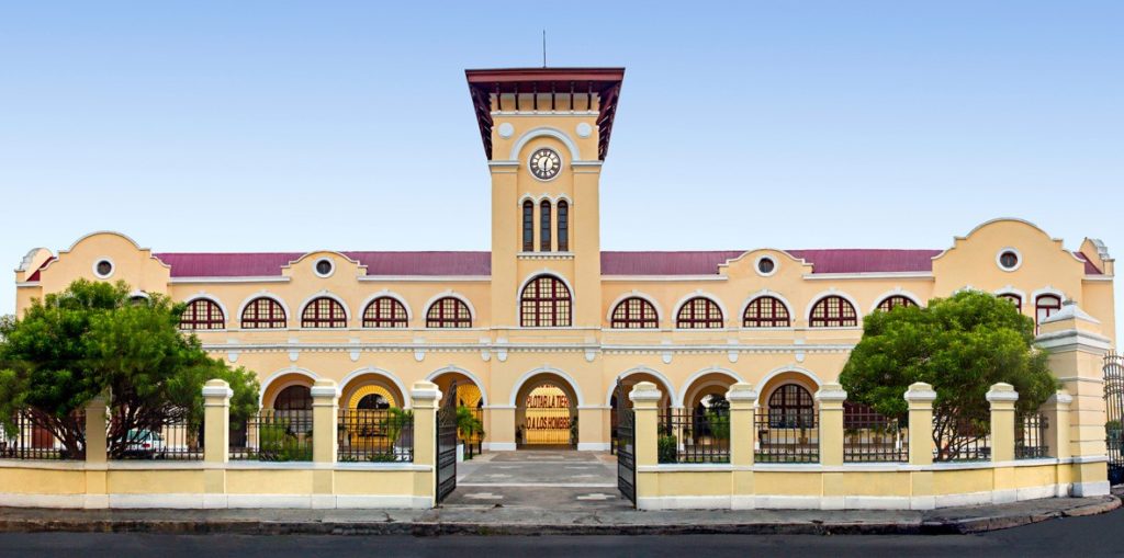 Fachada de la Estación Central de Ferrocarriles de Mérida, actualmente la Escuela de Artes de Yucatán (ESAY) Fotografía: http://www.esay.edu.mx/wp/