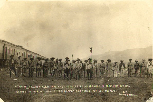 El mayor Adalberto Lagunas resguardando el tren presidencial. Mayo de 1920. Colección Zárate y Arriola. CEDIF, CNPPCF, Secretaría de Cultura.