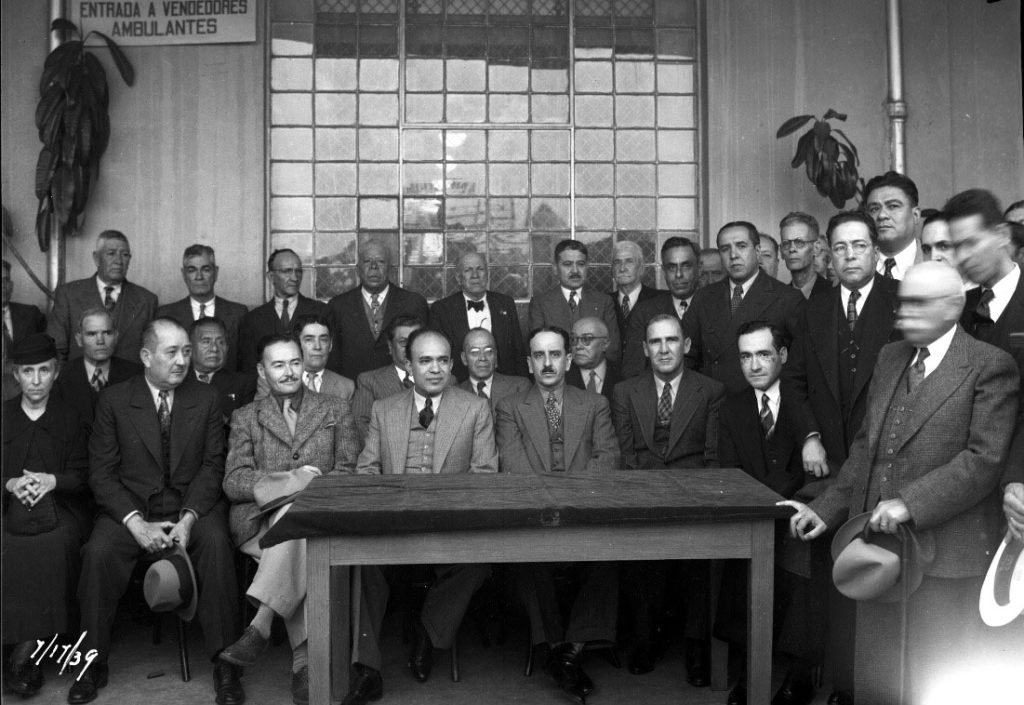 Grupo formado por altos funcionarios de la Administración de los Ferrocarriles con el Sr. Salvador J. Romero, 1939. Fondo FNM, Sección Comisión de Avalúo e Inventarios. CEDIF, CNPPCF, Secretaría de Cultura.