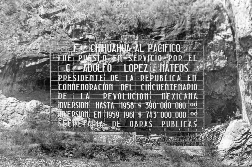 Placa conmemorativa de gran tamaño de la inauguración del Ferrocarril Chihuahua al Pacífico en la estación de Témoris, Chihuahua, 24 de noviembre de 1961.