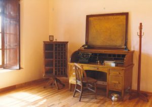  Escritorio de cortina con máquina de escribir, silla y papelera giratoria. Colección CNPPCF/MNFM. Secretaría de Cultura.