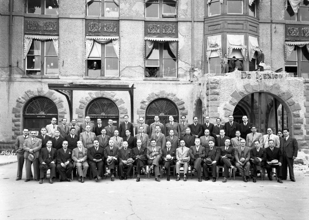 Grupo de Funcionarios al terminar las labores de la Gran Convención, 1939. Fondo FNM, Sección Comisión de Avalúo e Inventarios. CEDIF, CNPPCF, Secretaría de Cultura.