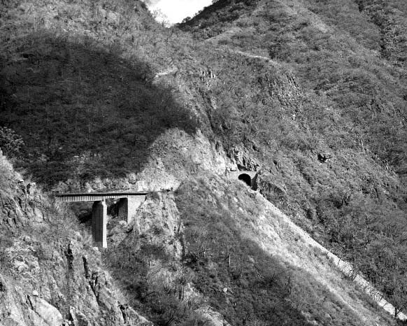 Puente y túnel en la línea del Ferrocarril Chihuahua al Pacífico, Ca. 1961. Fondo FNM, Sección Revista Ferronales. Secretaría de Cultura, CNPPCF, Cedif.