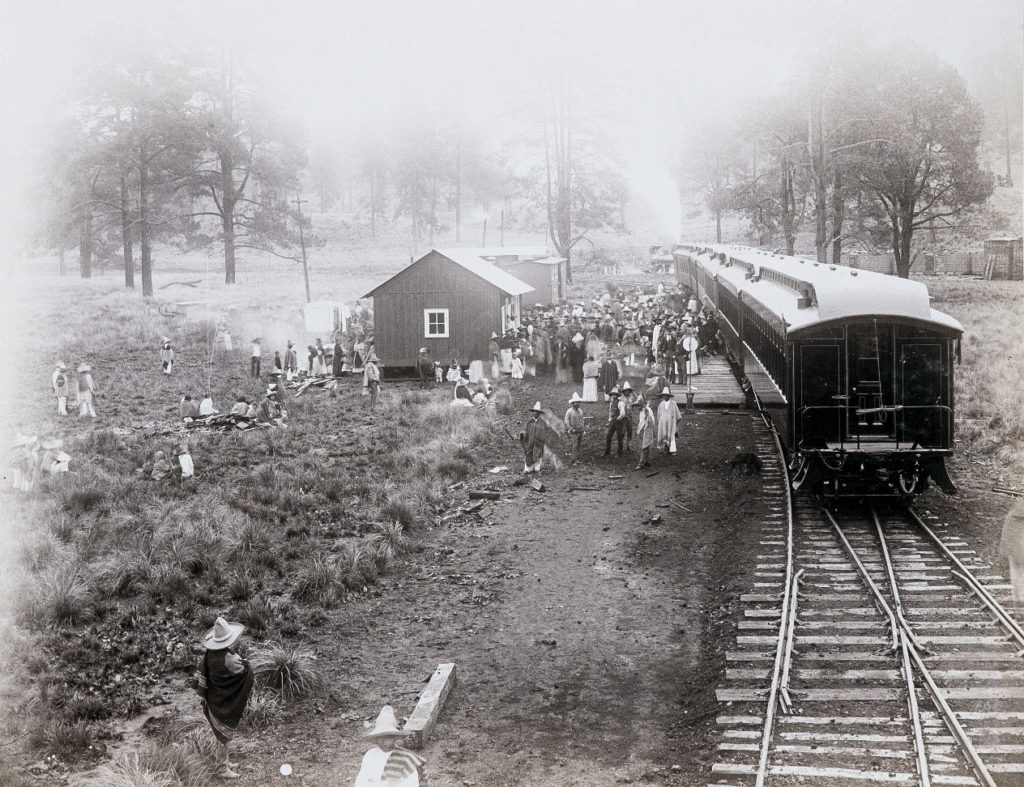 Una de las estaciones del Ferrocarril México, Cuernavaca y Pacífico, ca. 1896. Colección Méndez Quijano Zirión. Secretaría de Cultura, CNPPCF, Cedif.