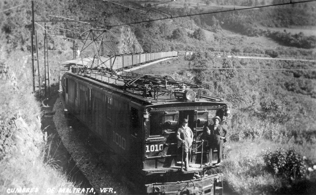 Imagen 3. Locomotora eléctrica en las Cumbres de Maltrata. Fondo Ferrocarril Mexicano. CEDIF, CNPPCF, Secretaría de Cultura.
