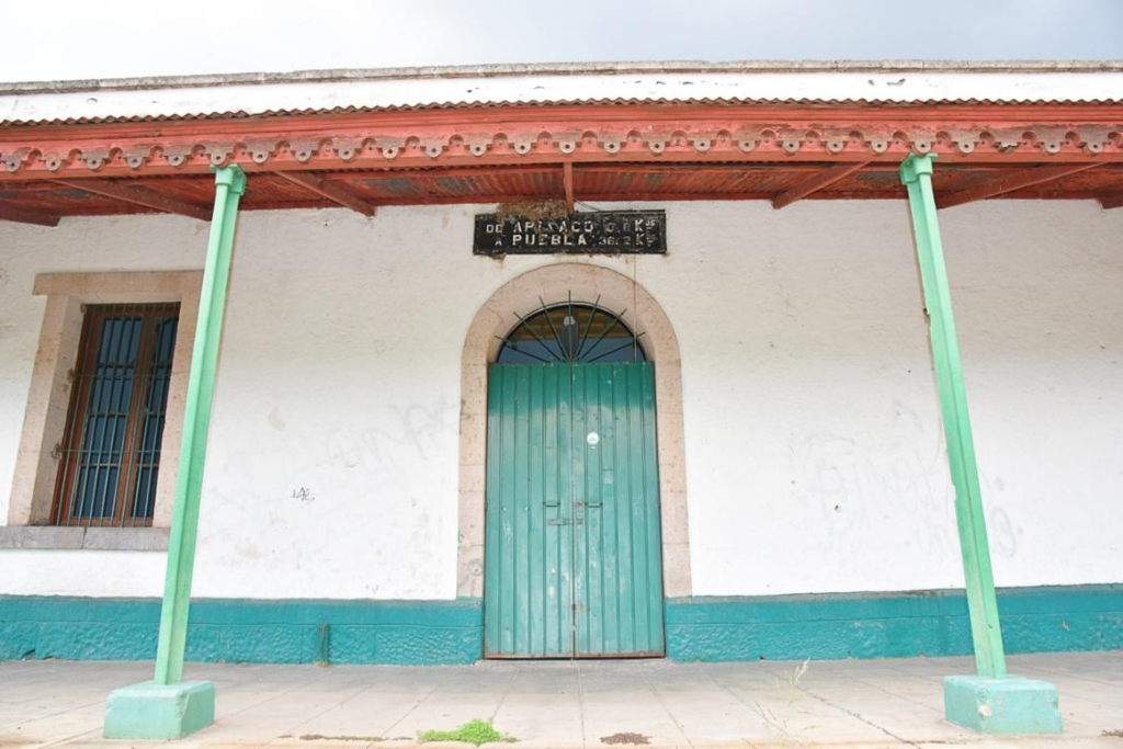 Fotografía 5: Detalle de la fachada de la Estación de Santa Cruz Tlaxcala. Autoría y autorización para reproducción: Nazim Avedaño Ramos.