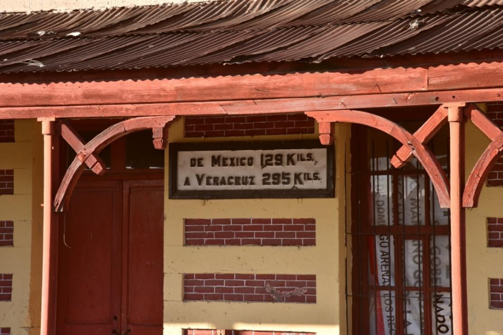 Fotografía 3: Detalle de la fachada de la Estación de Muñoz. Autoría y autorización para reproducción: Nazim Avedaño Ramos.