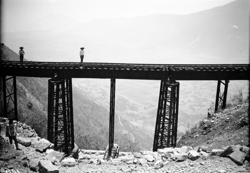 Fig. 2. Puente en las Cumbres de Maltrata, Veracruz, ca. 1908. Fondo Ferrocarril Mexicano. CEDIF, CNPPCF, Secretaría de CulturaSecretaría de Cultura, CNPPCF, Cedif.  