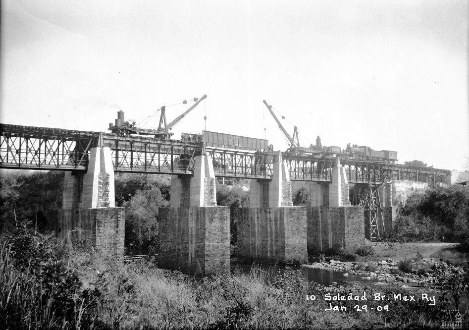 El Puente de la Soledad durante su reforma el 29 de enero de 1909. Se renuevan las vigas superiores de la vía del ferrocarril. Fondo Ferrocarril Mexicano. CEDIF, CNPPCF, Secretaría de Cultura. 