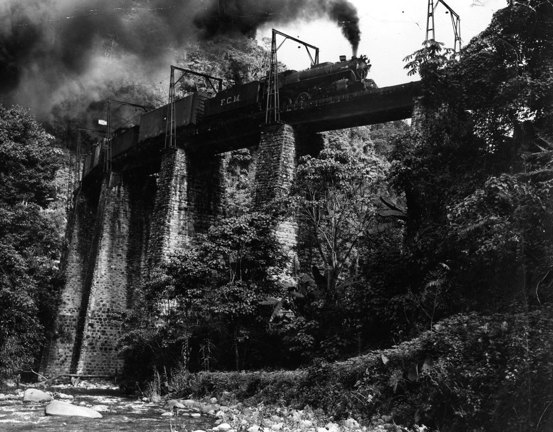 Tren de carga en el puente de Metlac
