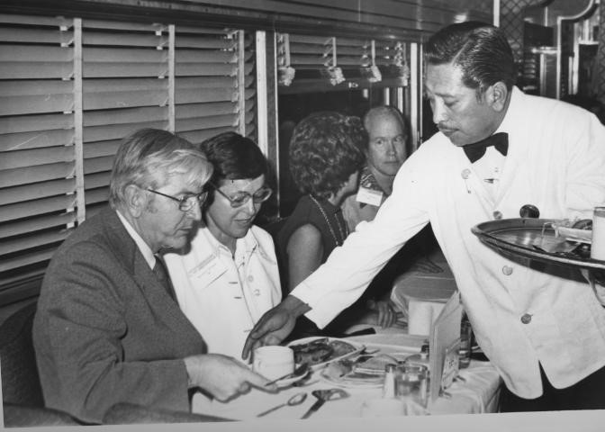 Mesero de un coche comedor, ca. 1975. Fondo FNM, Sección Revista Ferronales. Secretaría de Cultura, CNPPCF, CEDIF.