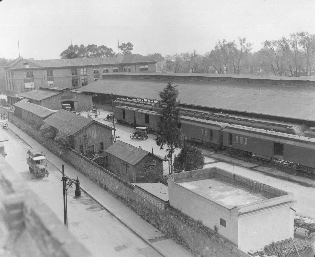 Parte posterior de la estación Colonia con vista al cobertizo para andenes, Ciudad de México, 1928. Fondo FNM, Sección Comisión de Avalúo e Inventarios. Secretaría de Cultura, CNPPCF, Cedif.