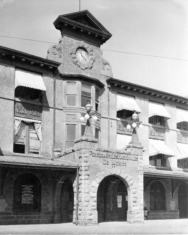 Parte central de la fachada de la estación Colonia, Ciudad de México, 1928. Fondo FNM, Sección Comisión de Avalúo e Inventarios. Secretaría de Cultura, CNPPCF, Cedif.